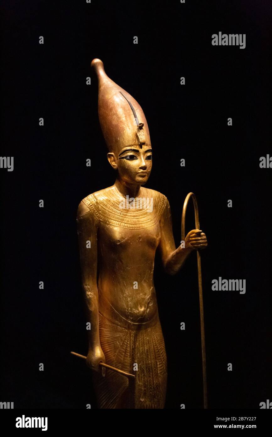 Tutanchamun-Statue - Nahaufnahme des Kopfes von Tutanchamen, der die Weiße Krone trägt, vergoldete Holzstatue; Tutanchamuns Grab, das alte Ägypten Stockfoto