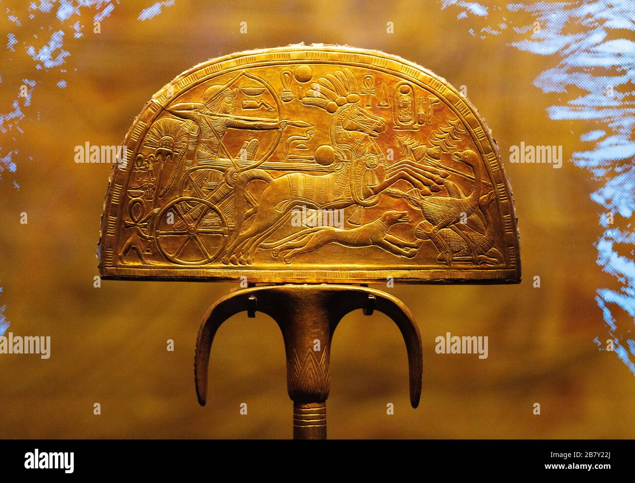 Tutanchamun Schätze aus dem Grab Tutanchamens; vergoldeter Hunt Fan aus Holz, historische Ausstellung aus der altägyptischen Geschichte Stockfoto