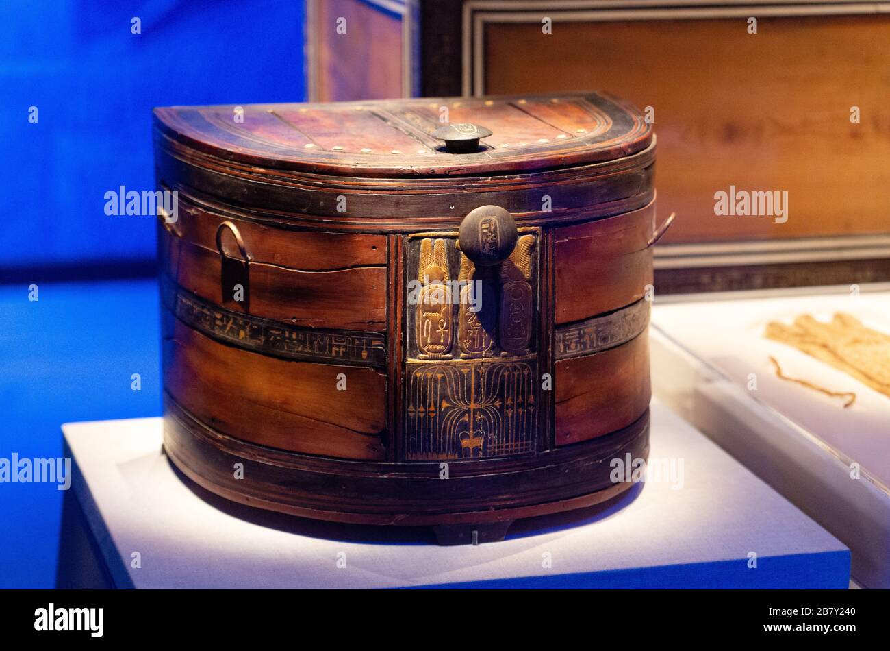Tutanchamun-Grab, halbrunde Holzkiste mit eingelegtem Deckel aus dem Grab Tutanchamens, historischer altägyptischer Schatz; Altägypten Stockfoto