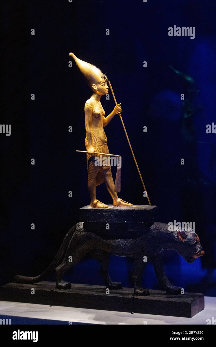 Tutanchamun-Statue - vergoldete Holzstatue des pharaos, die auf einem Panther steht, der ihn durch die Netherwelt trägt. Tutanchamuns Grab, das alte Ägypten Stockfoto