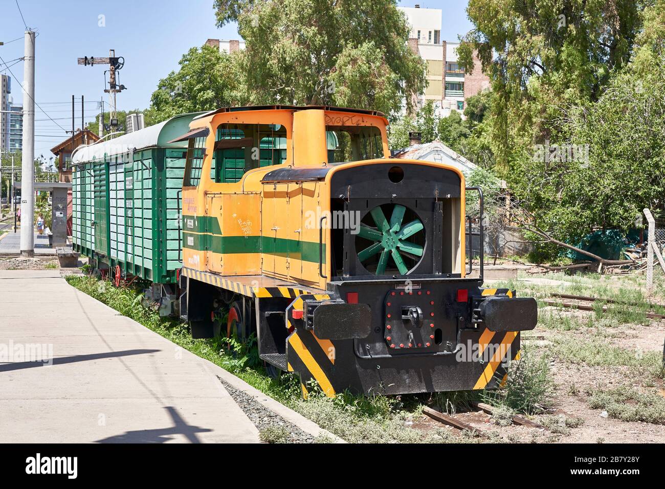 Verwahrloste alte Eisenbahnmotoren + Ausrüstung in Mendoza Argentina Stockfoto