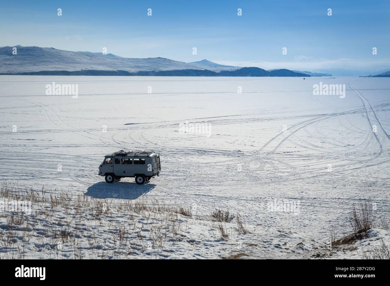 Auto fährt im baikalsee im Winter auf Eis, Sibirien, Russland Stockfoto