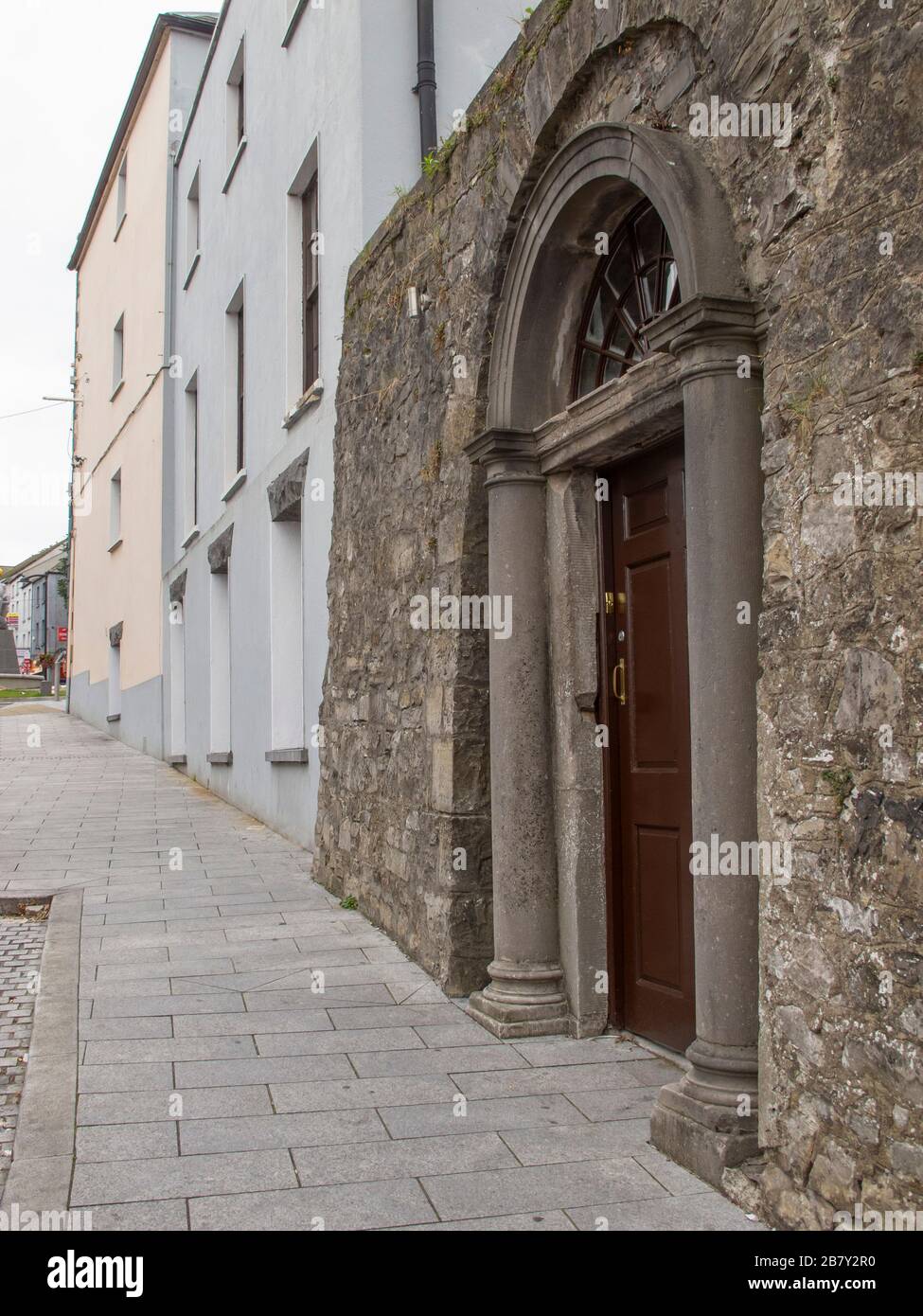 Alte Tür, die zum Marktplatz in Navan Meath Irland führt Stockfoto