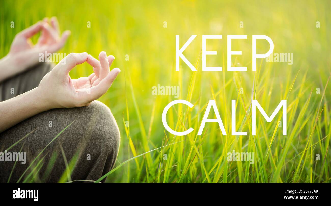 Mann meditiert im Freien im Park. Meditationskonzept. Stockfoto