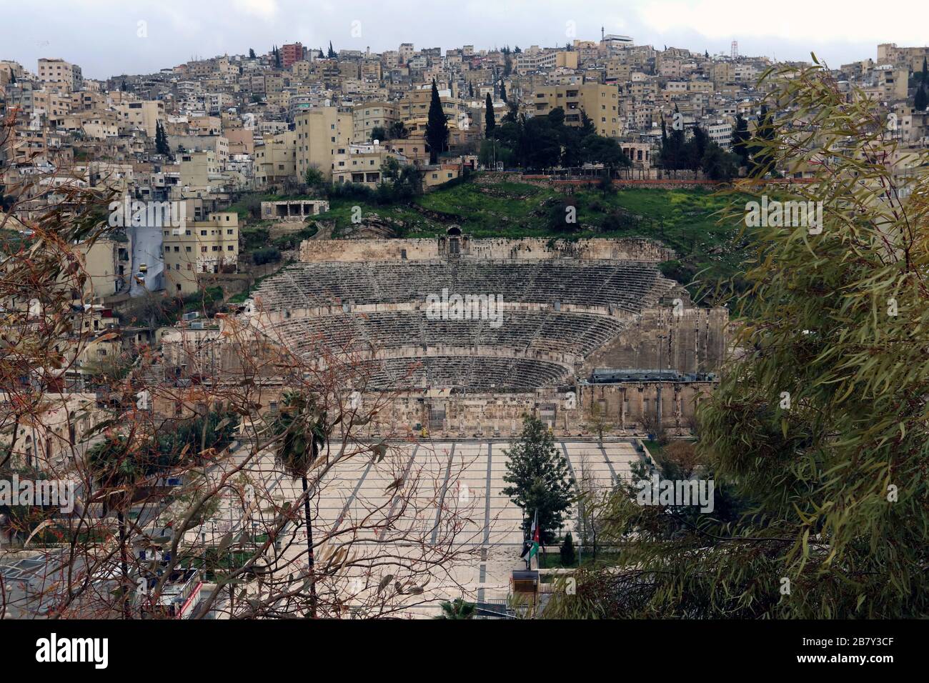 Amman. März 2020. Das Foto, das am 18. März 2020 aufgenommen wurde, zeigt die historische Stätte Römisches Theater von Amman, das aufgrund des COVID-19-Ausbruchs in Amman, Jordanien, geschlossen wurde. Die jordanischen Streitkräfte sagten am Mittwoch, dass alle Einfahrten nach Amman ab Donnerstag abgeschottet werden, da die Anzahl der COVID-19-Fälle im Land 52 erreicht hat. Kredit: Mohammad Abu Ghosh/Xinhua/Alamy Live News Stockfoto