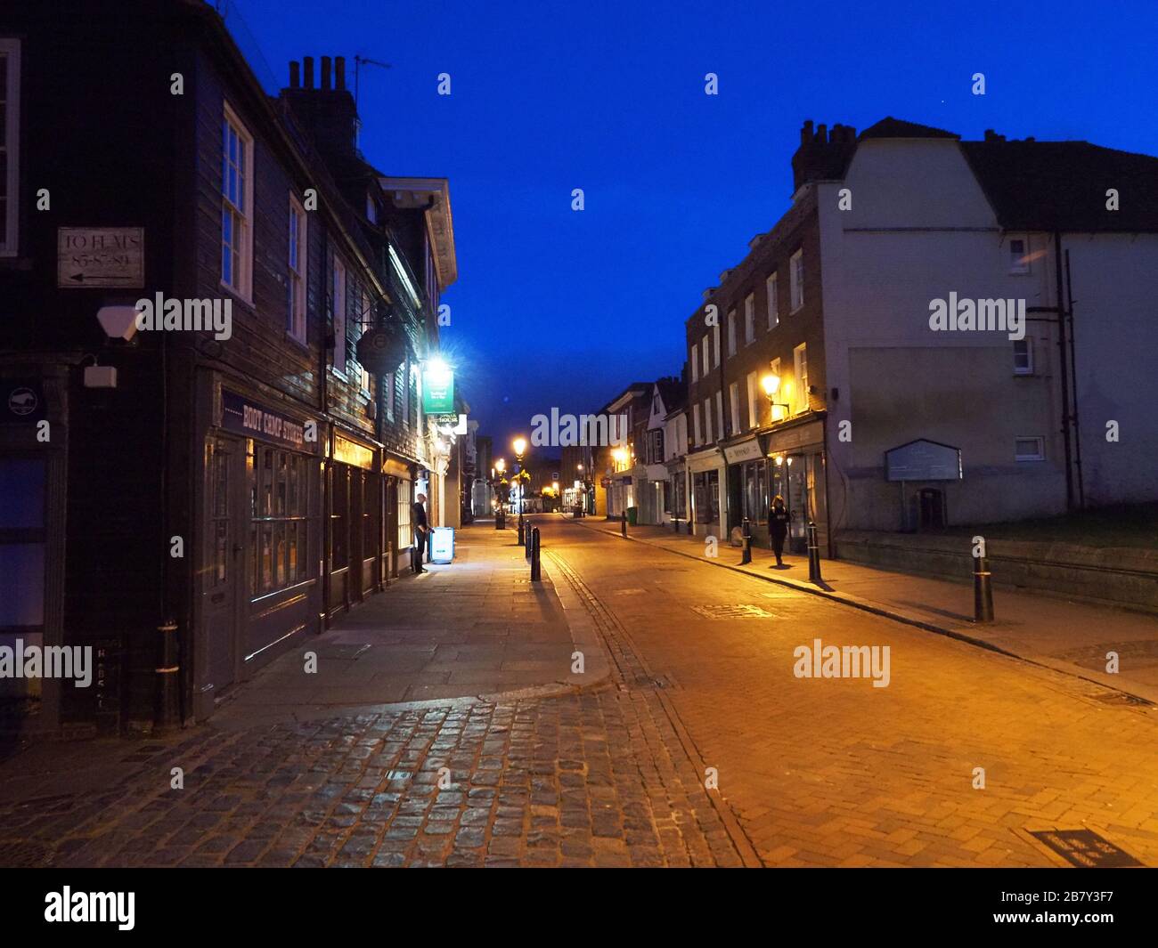 Rochester, Kent, Großbritannien. März 2020. Die normalerweise belebte Rochester High Street, an diesem Abend um 19 Uhr unheimlich ruhig. Kredit: James Bell/Alamy Live News Stockfoto