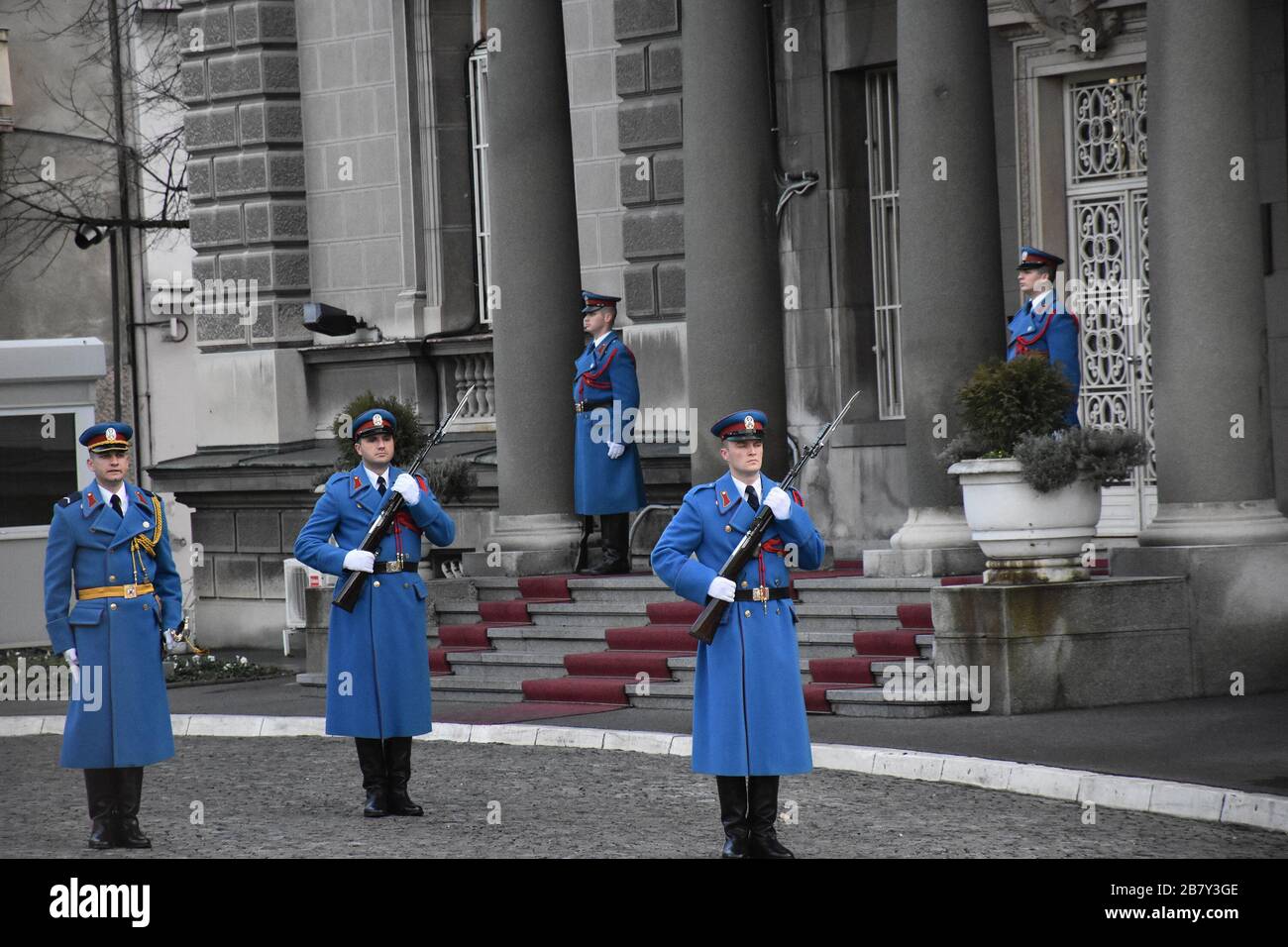 Wachwechsel vor einer staatlichen Einrichtung in Belgrad Stockfoto
