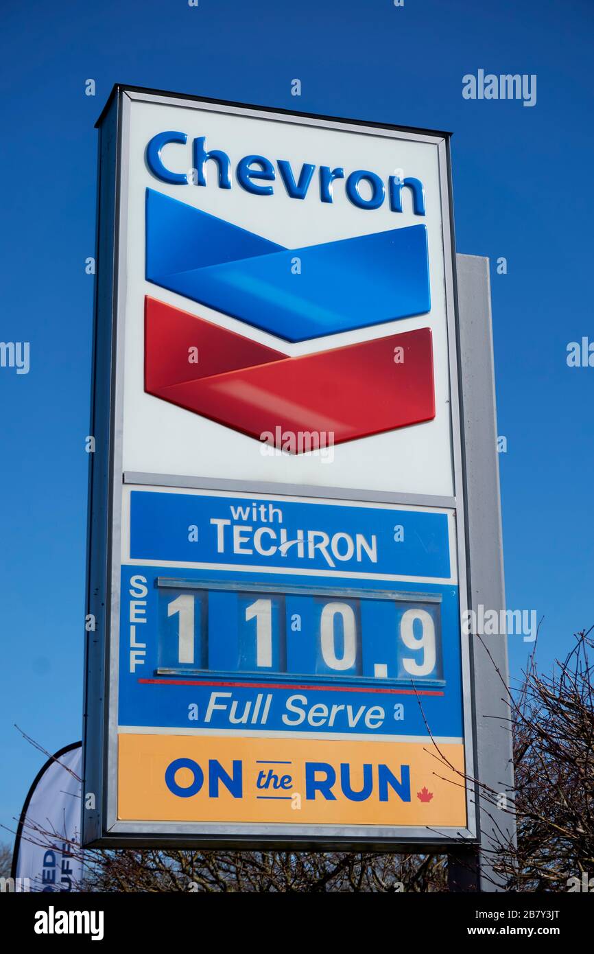 Vancouver, Kanada, 18. März 2020. Die Benzinpreise in Vancouver erreichen ein Rekordtief aufgrund der steigenden Gasversorgung Saudi-Arabiens und der Befürchtungen über die aktuelle weltweite COVID-19-Pandemie. Stockfoto