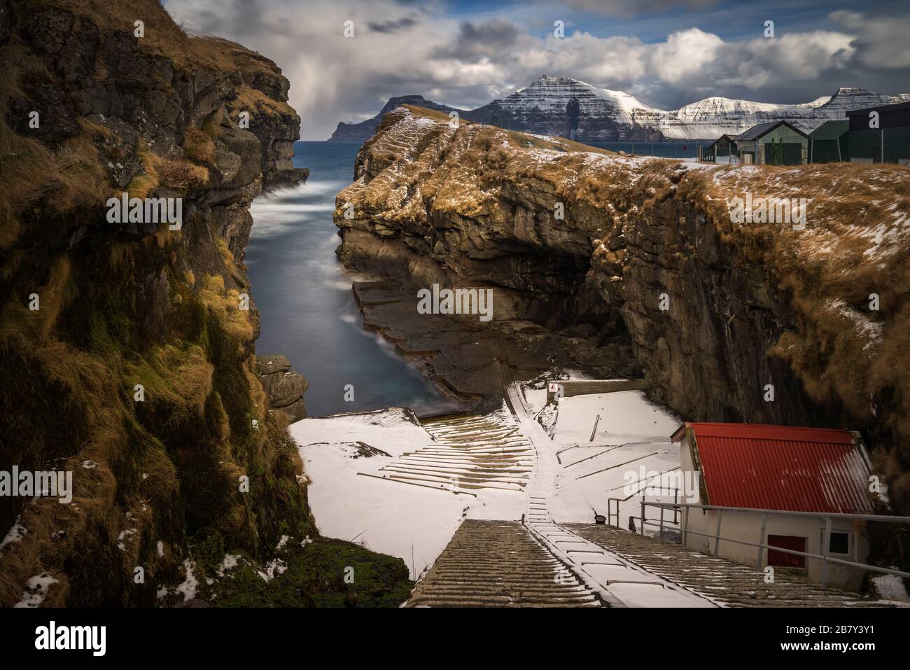 Kleine Hafen von gjogv Dorf zwischen scharfe Klippen, Färöer Inseln Stockfoto