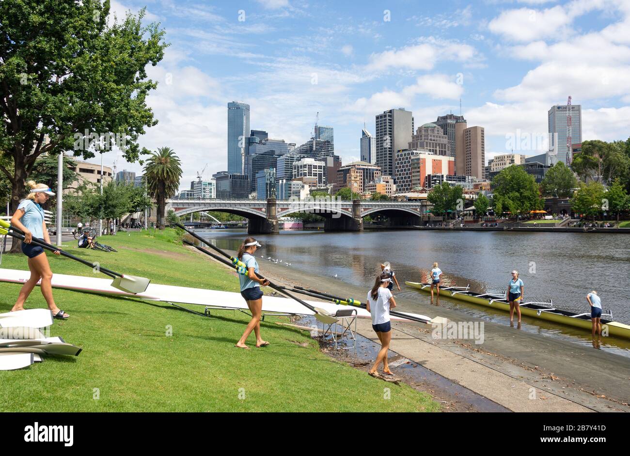 Blick auf die Stadt über den Yarra River von Alexandra Gardens, Melbourne, Victoria, Australien Stockfoto