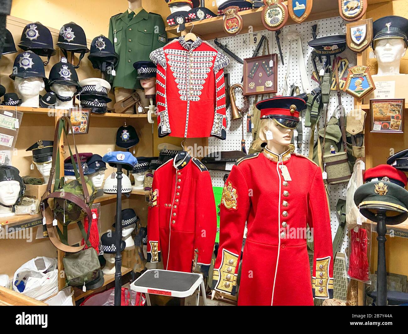 Militär-Antiquitäten und Sammlerstücke im Brackley Antique Cellar, Draymans Walk, Brackley, Northamptonshire, England, Großbritannien Stockfoto