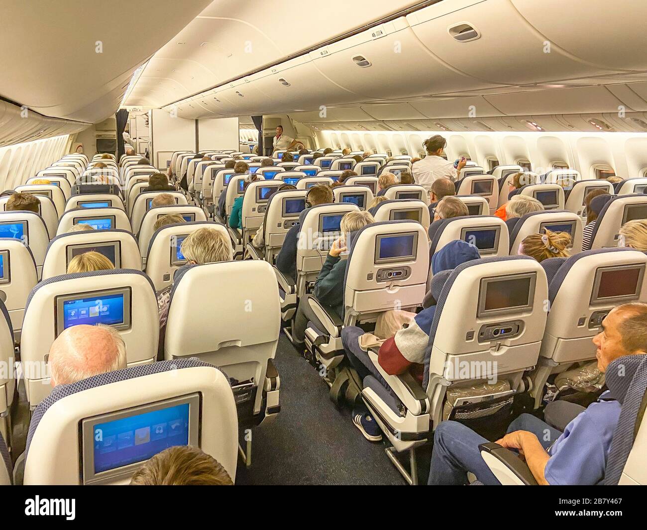 Economy-Kabine in der Boeing 737-8FE von Virgin Australia, Melbourne Airport, Tullamarine, Melbourne, Victoria, Australien Stockfoto