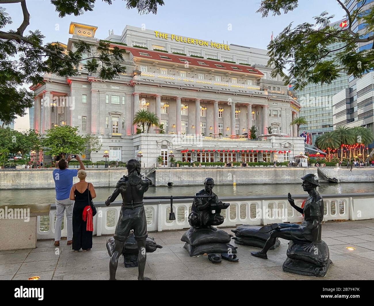 Das Fullerton Hotel in der Abenddämmerung über Singapore River, Civic District, Central Area, Singapore Island (Pulau Ujong), Singapur Stockfoto