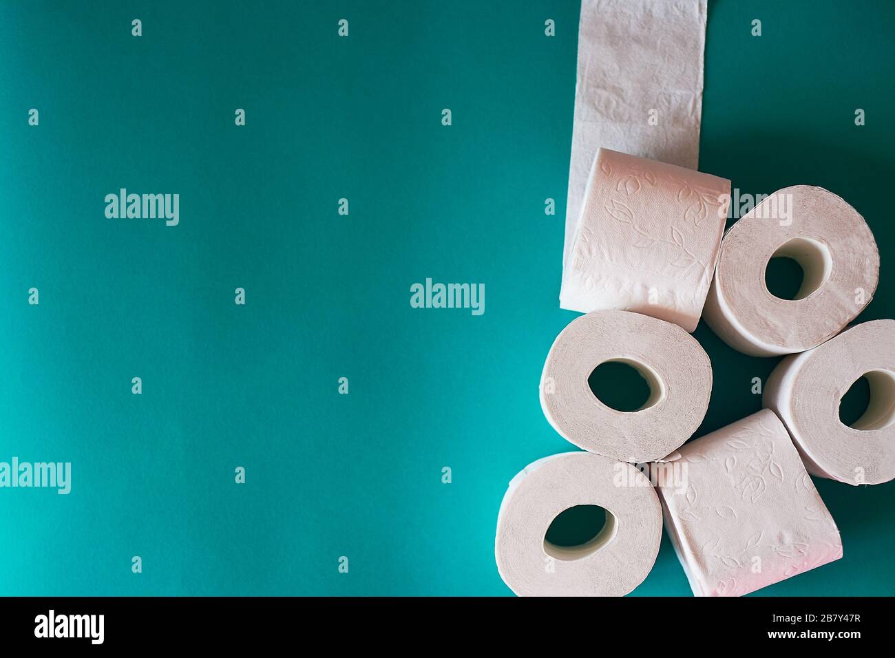 Toilettenpapier auf türkisfarbenem Hintergrund.wichtige Artikel für die Hygiene. Stockfoto