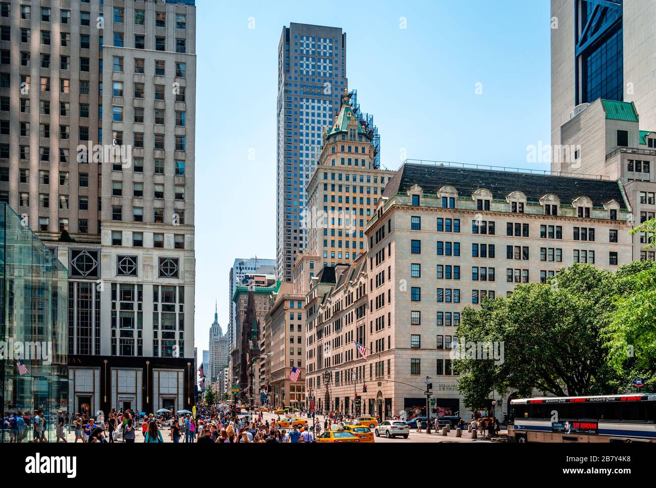 New York, NYC/USA - 12. Juli 2014: Blick auf die Kreuzung von Fifth Avenue und 58. Straße in Midtown Manhattan. Stockfoto