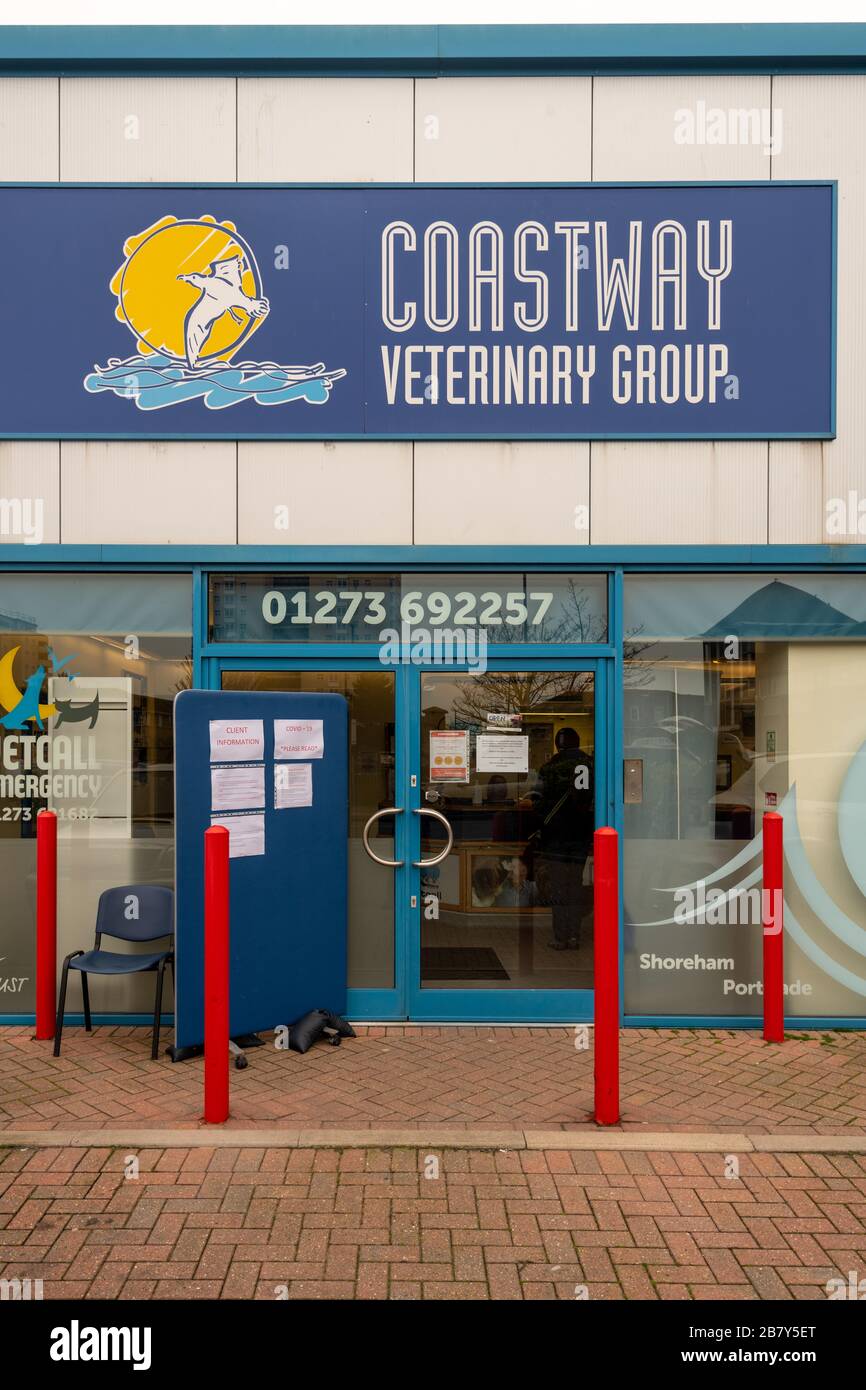 Coastway Veterinary Clinic mit Warnzeichen bezüglich Coronavirus außerhalb von Brighton, East Sussex Stockfoto
