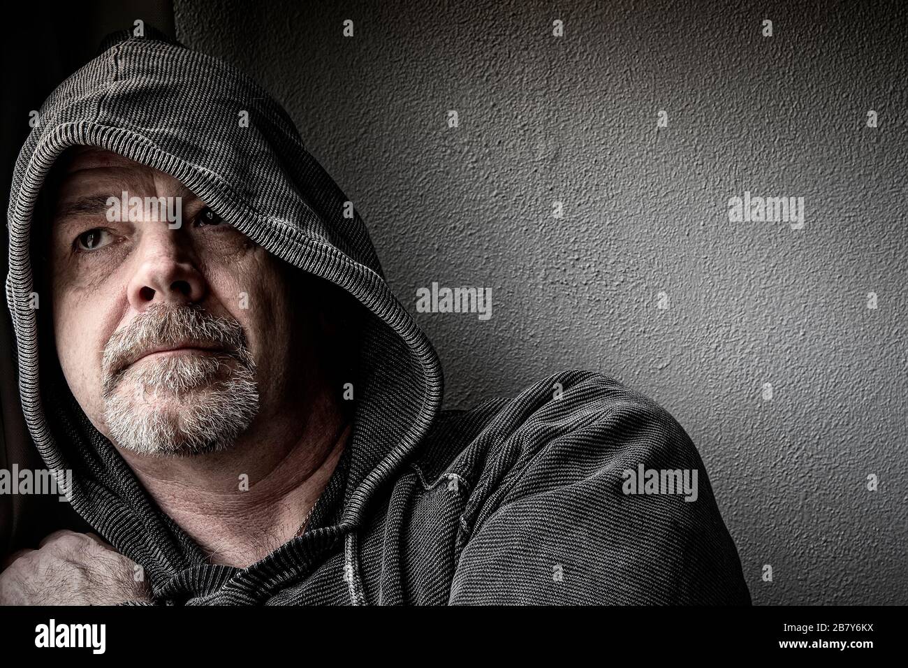 Ein Mann mittleren Alters blickt in die Zukunft, um Hoffnung zu haben, während er in seiner Depression ist. Stockfoto
