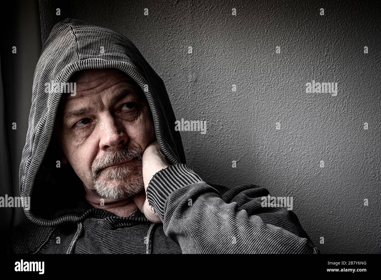Ein Mann mittleren Alters blickt in die Zukunft, um Hoffnung zu haben, während er in seiner Depression ist. Stockfoto