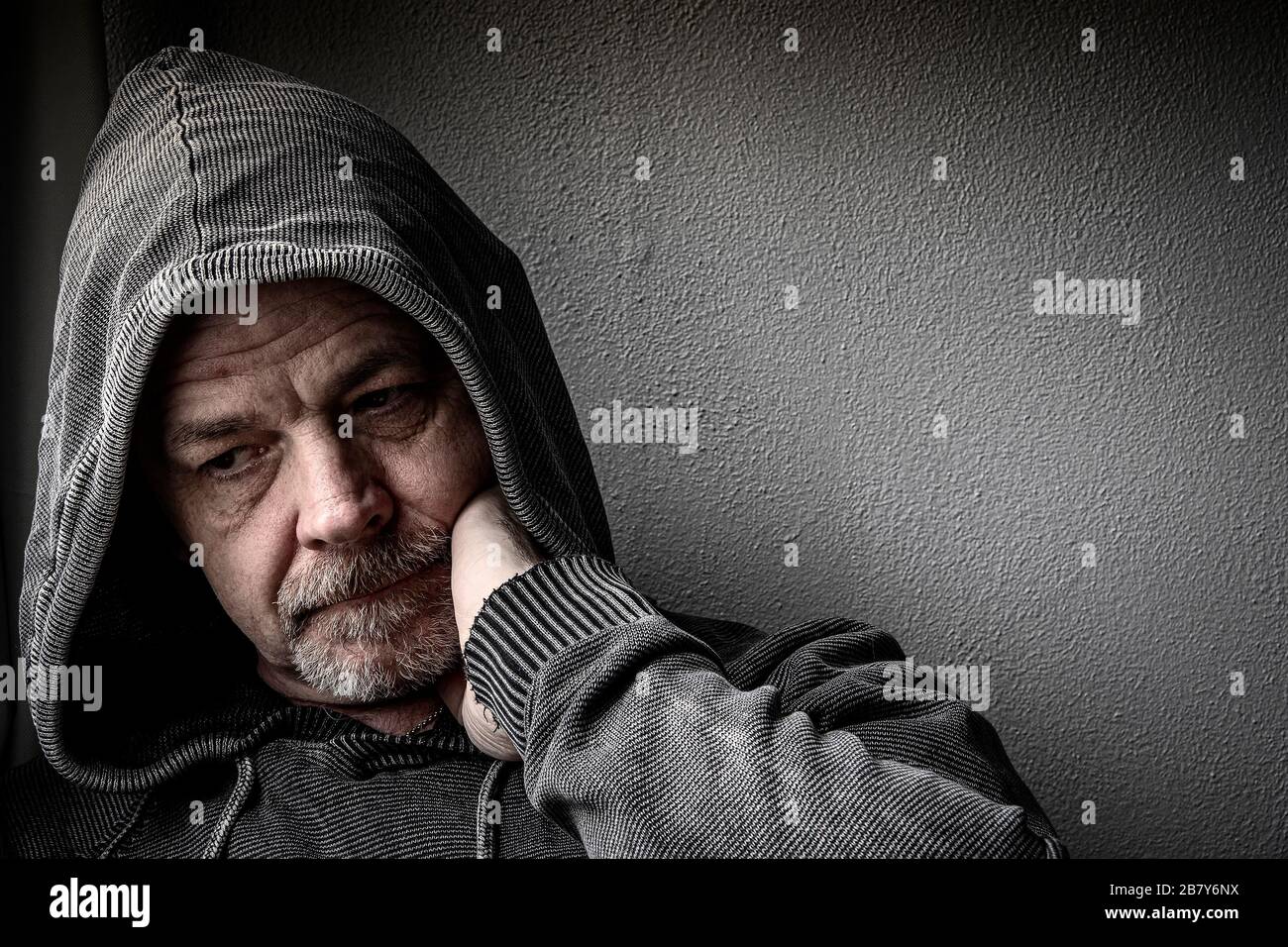 Ein Mann mittleren Alters fühlt in seiner Depression keine Hoffnung. Stockfoto