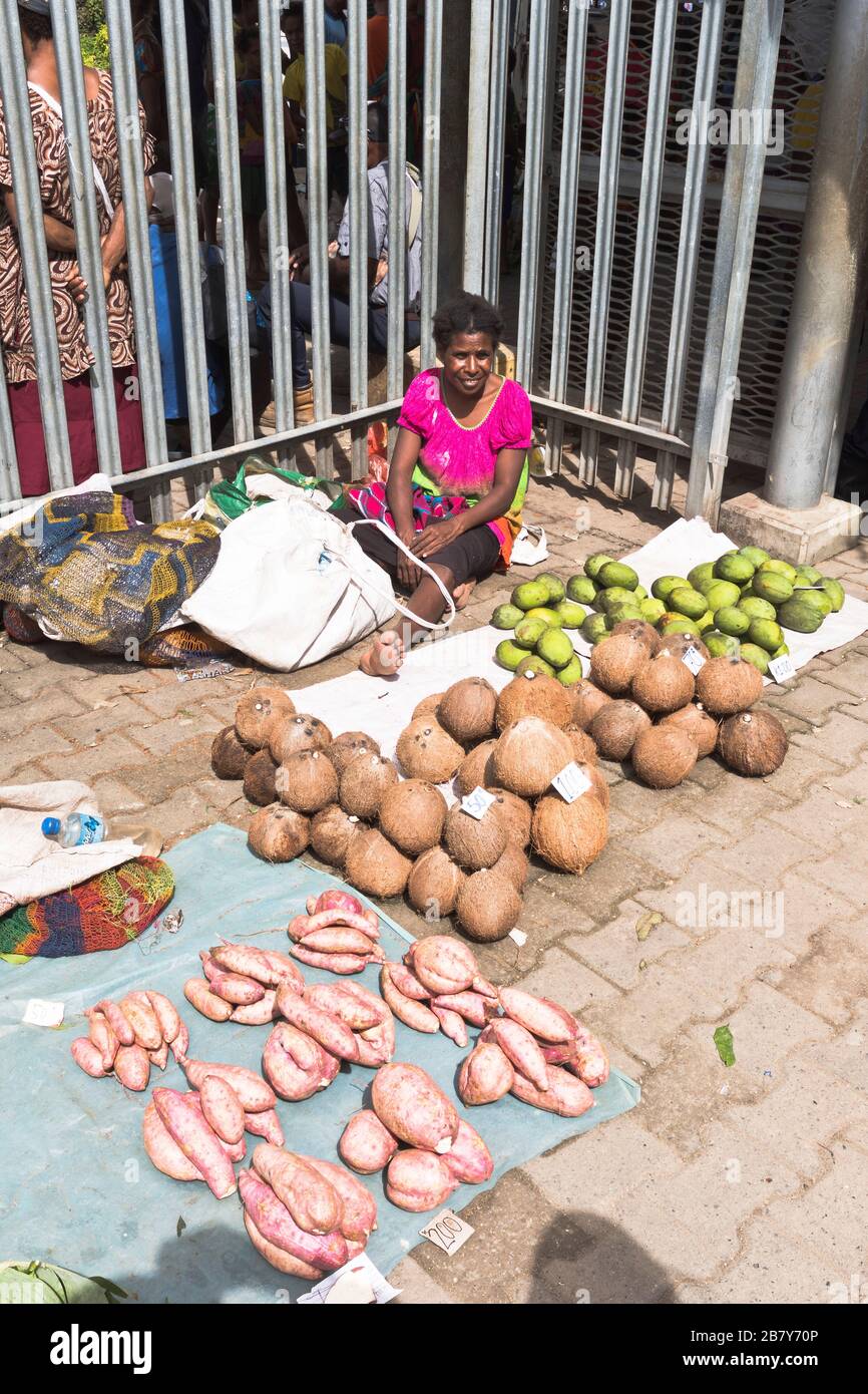 dh Gemüsemarkt PNG MADANG PAPUA-NEUGUINEA Einheimische Frau, die Gemüse verkauft, produziert Kokosnuss-Süßkartoffel-Mangos asiatische Landbevölkerung Obst Stockfoto