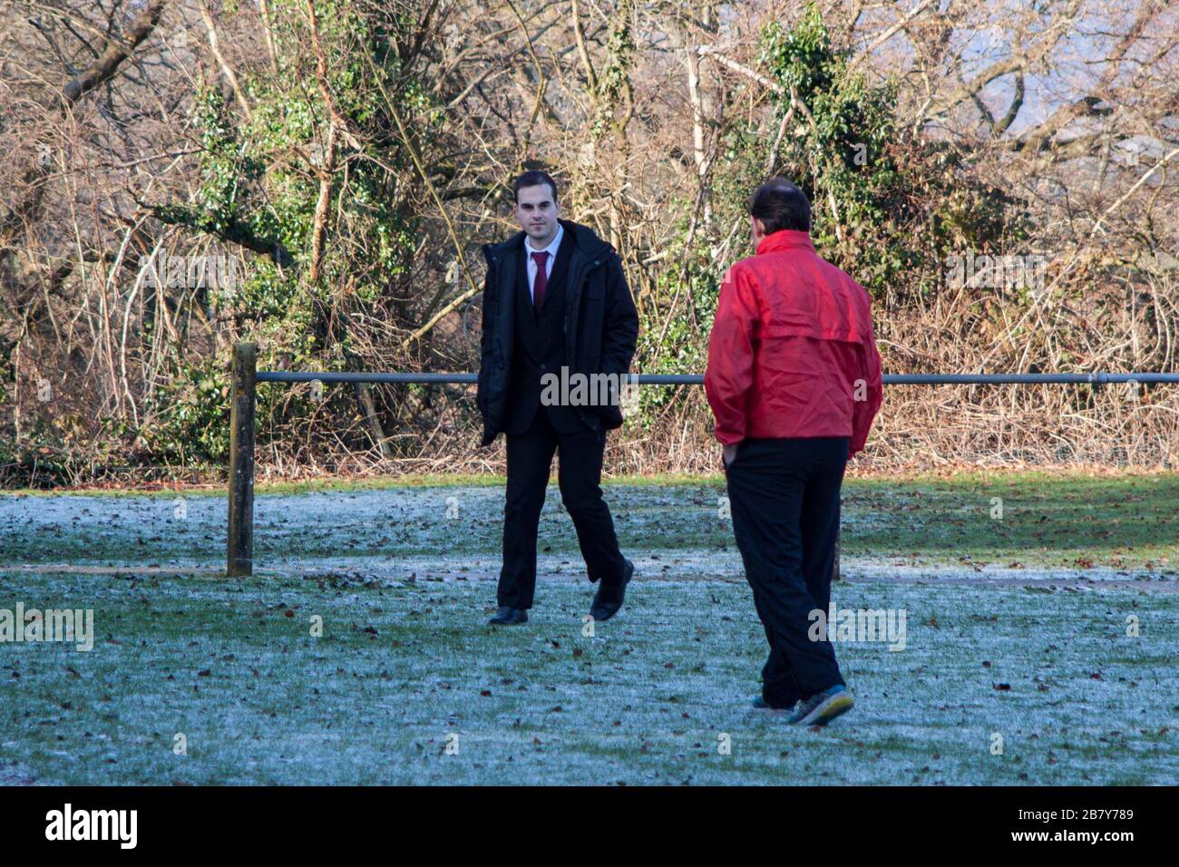 Beamte inspizieren das gefrorene Spielfeld. Goytre / Port Talbot Town an der Plow Road in der WFL1 am 21. Januar 2017. Lewis Mitchell/PTT. Stockfoto