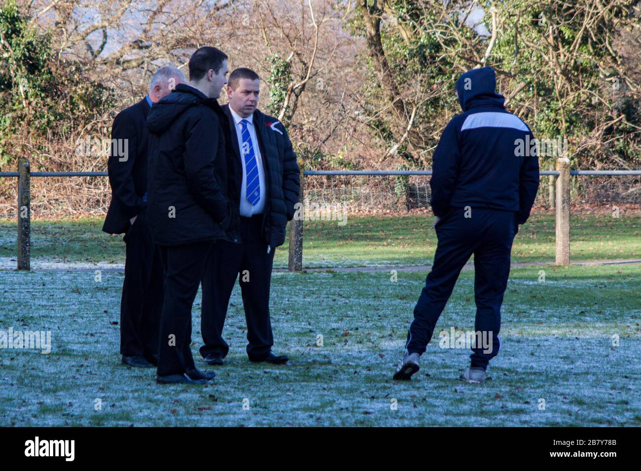Beamte inspizieren das gefrorene Spielfeld. Goytre / Port Talbot Town an der Plow Road in der WFL1 am 21. Januar 2017. Lewis Mitchell/PTT. Stockfoto