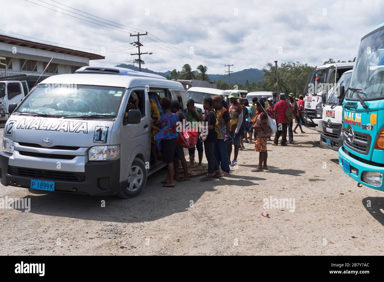 dh WEWAK PAPUA-NEUGUINEA Busbahnhof Kleinbus Transporter Passagiere Stockfoto