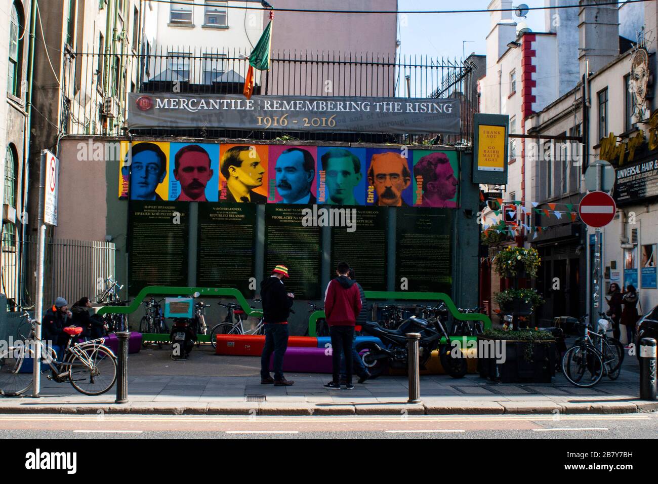 Walisische Fußballfans in Dublin, Irland. Stockfoto