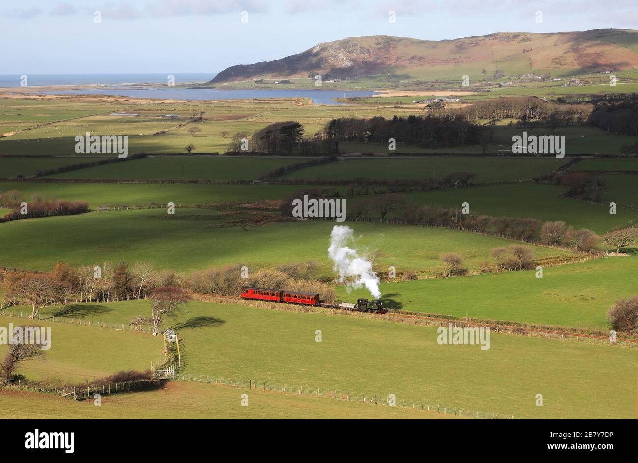 Hoch oben in Fach-goch mit Nr. 7 "Tom Rolt" auf der Talyllyn Railway. Stockfoto