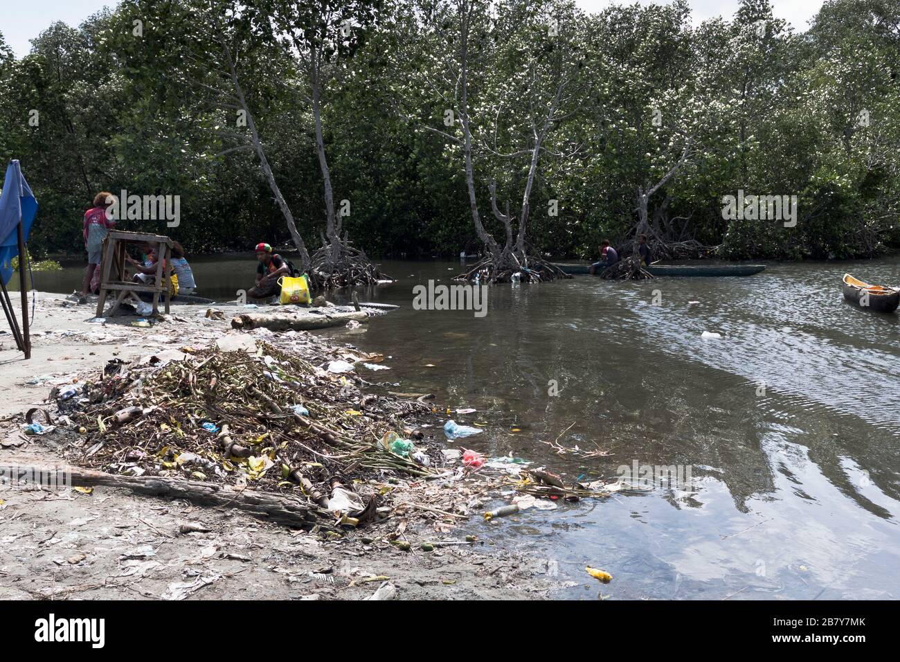 dh WEWAK PAPUA-NEUGUINEA Müllabfuhr am Ufer Lagune Küste Meer Plastik Stockfoto