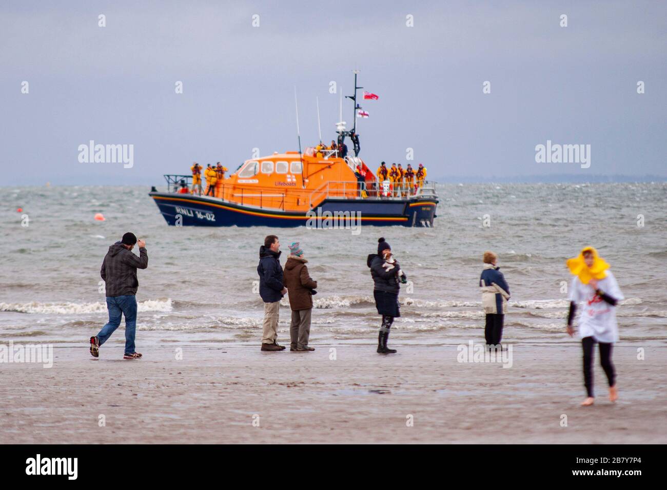 Saundersfoot Neujahrsschwimmen 2017. Stockfoto
