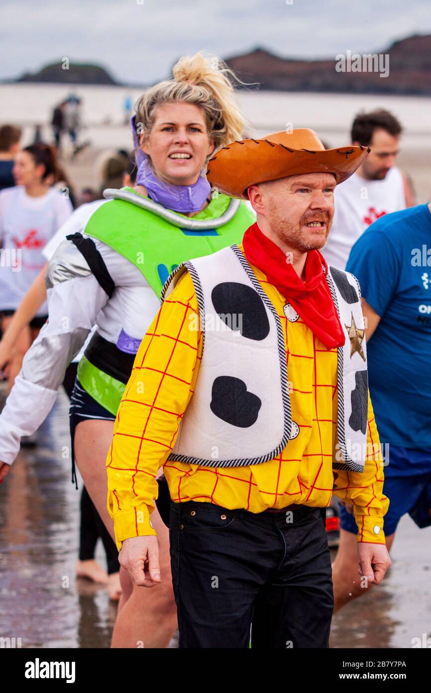 Saundersfoot Neujahrsschwimmen 2017. Stockfoto