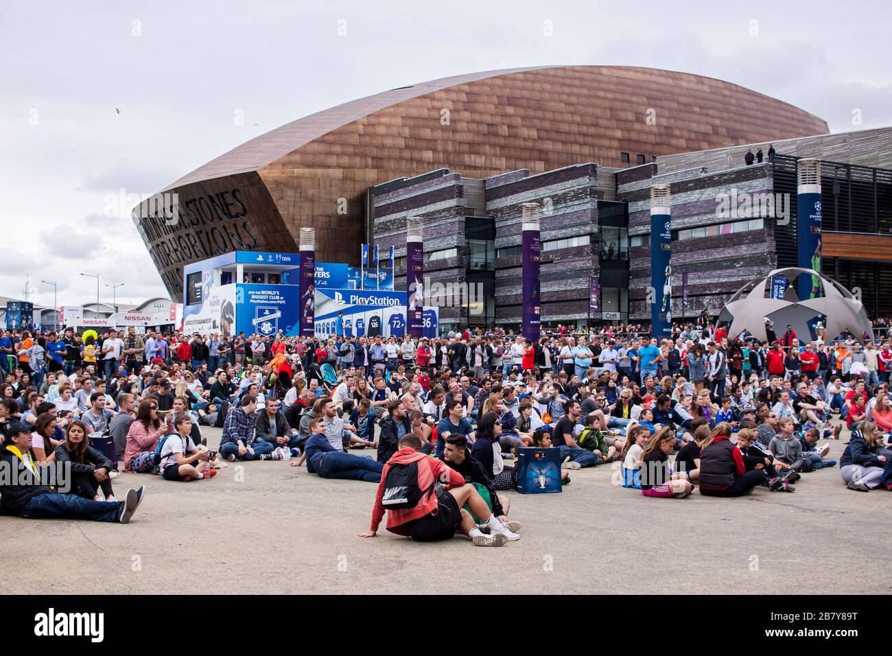 Vor dem Millennium Center versammeln sich Menschenmassen. UEFA Champions Festival in Cardiff Bay am 2. Juni 2017. Stockfoto