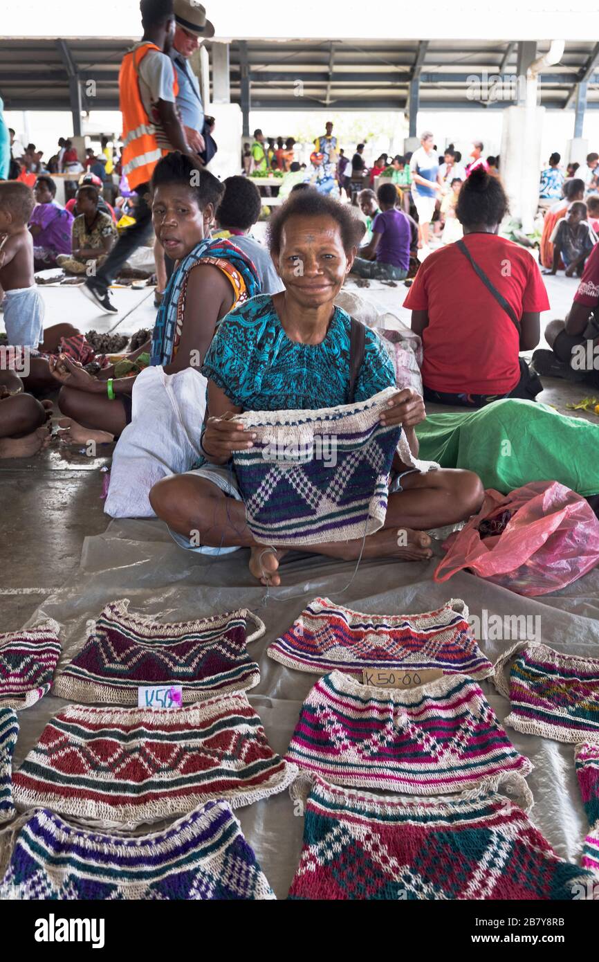 dh WEWAK PAPUA-NEUGUINEA Einheimische Handelsverkäuferin zeigt ihre handgefertigte Tasche am Marktstand People indonesia Portrait Stockfoto