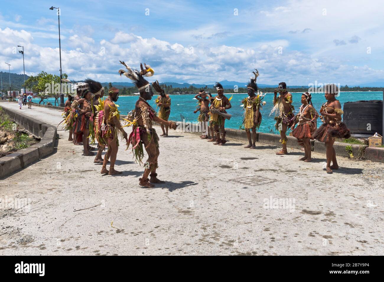 dh Port Kreuzfahrtschiff willkommen WEWAK PAPUA NEUGUINEA traditionelle PNG-Tänzerinnen und Tänzerinnen begrüßen Besucher Tourismus Menschen Kultur Stockfoto