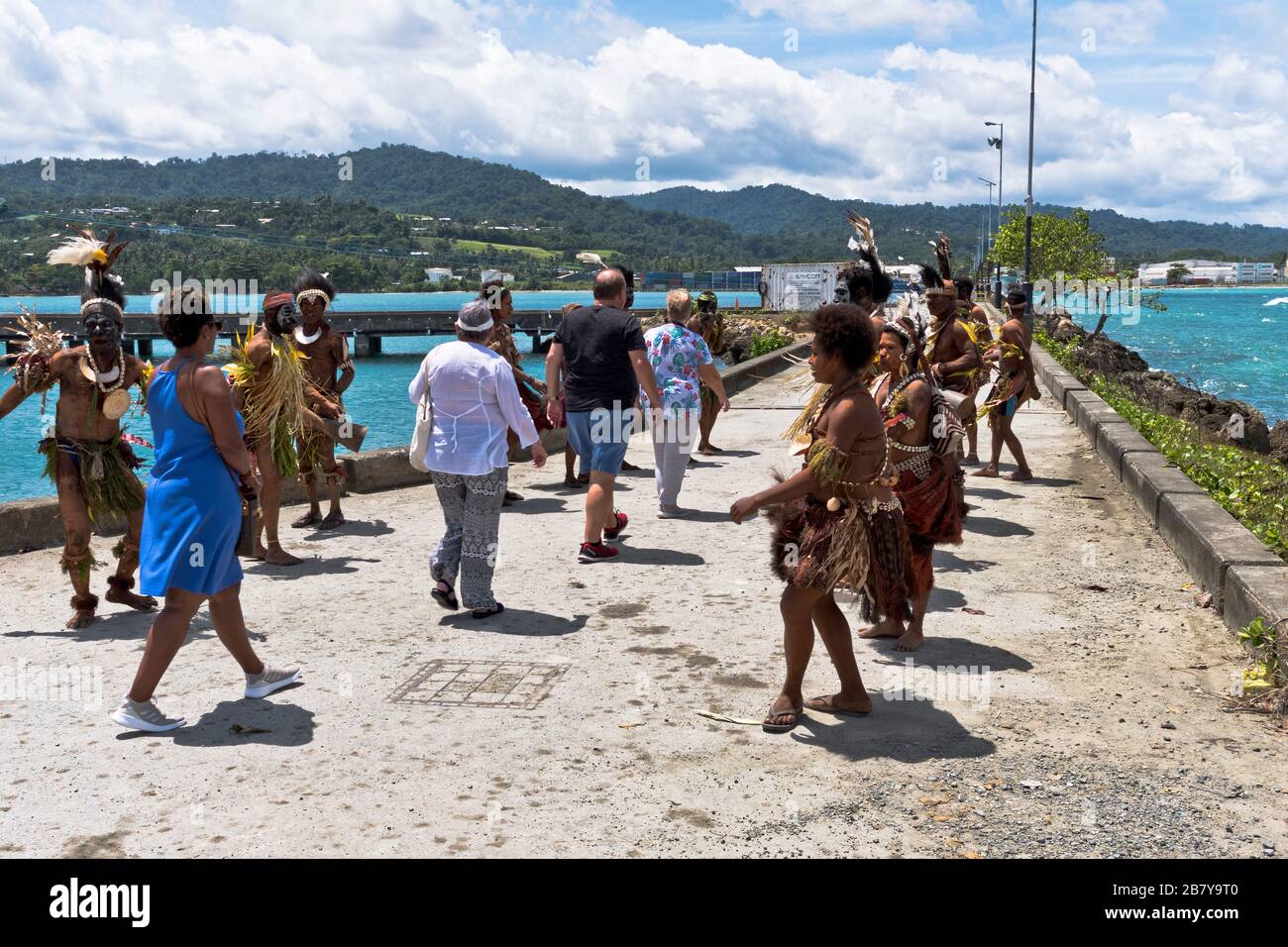 dh Port Kreuzfahrtschiff willkommen WEWAK PAPUA-NEUGUINEA Passagiertouristen erhalten traditionelle PNG-einheimische willkommen Tourismus Menschen Stockfoto