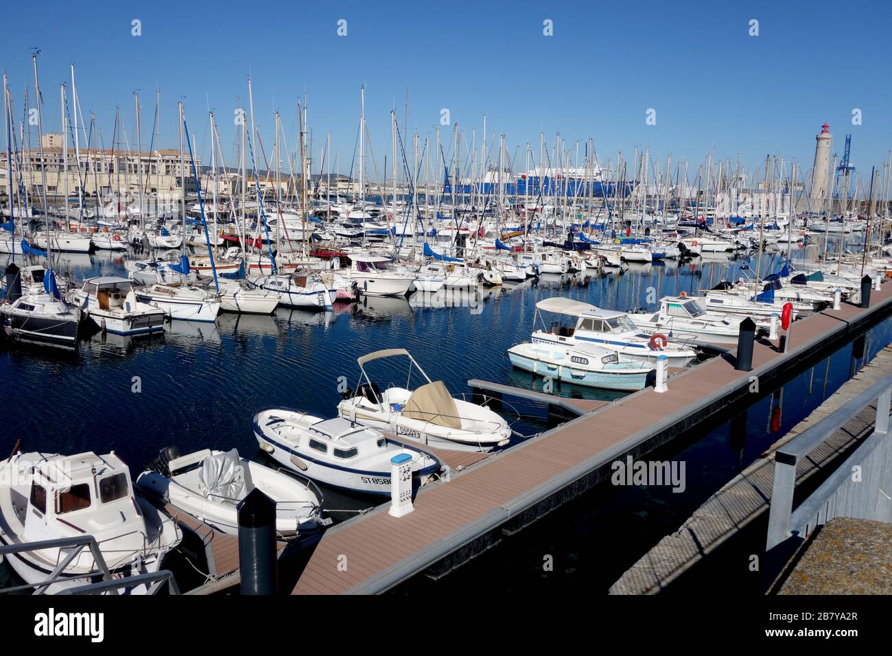 Boote moorierten am Hafen von Sete im Departement Hérault in der Region Occitanie in Südfrankreich. Stockfoto