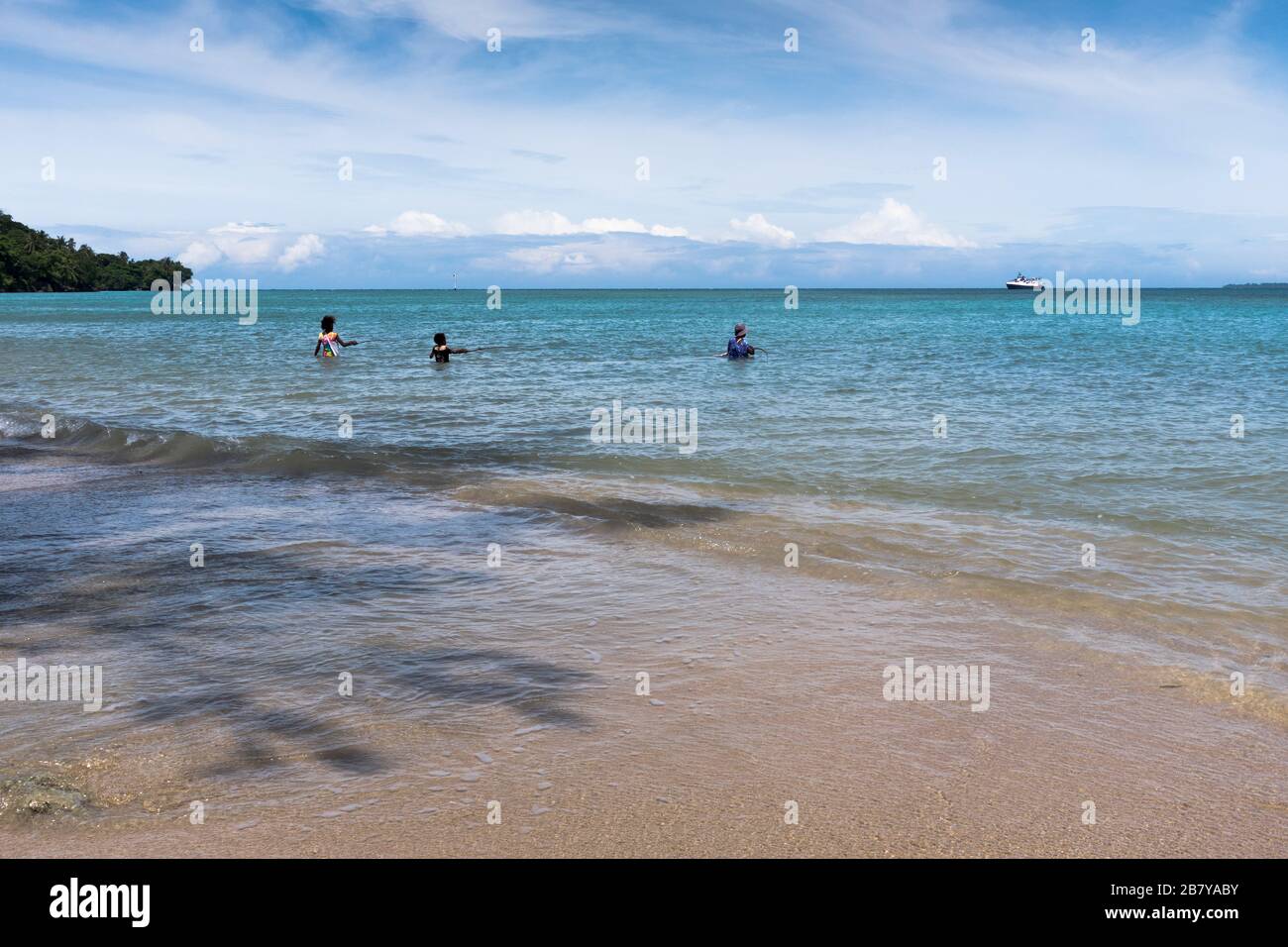 dh WEWAK PAPUA-NEUGUINEA einheimische Familienangehörige mit Angelruten am Strand Stockfoto