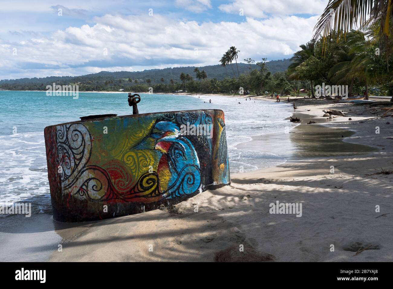 dh WEWAK PAPUA-NEUGUINEA Lokales Strandkunstwerk Bunte Graffiti-Schiffswrack-Flotsam-Kunst Stockfoto