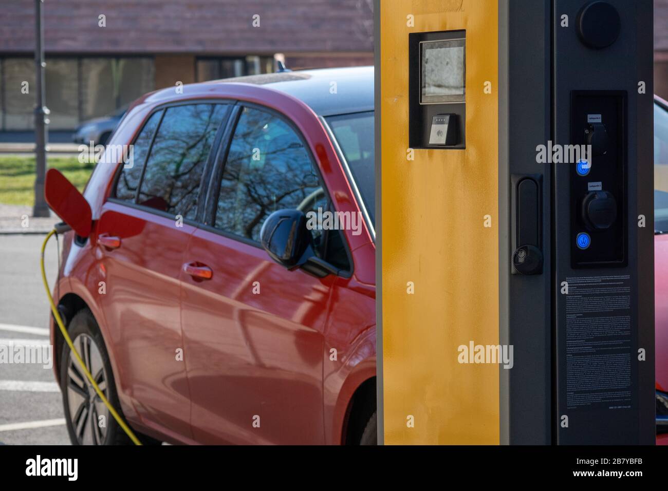 Leipzig, Deutschland, 03-18-020 Elektromobilität, ein Elektroauto lädt an einer Ladestation auf Stockfoto