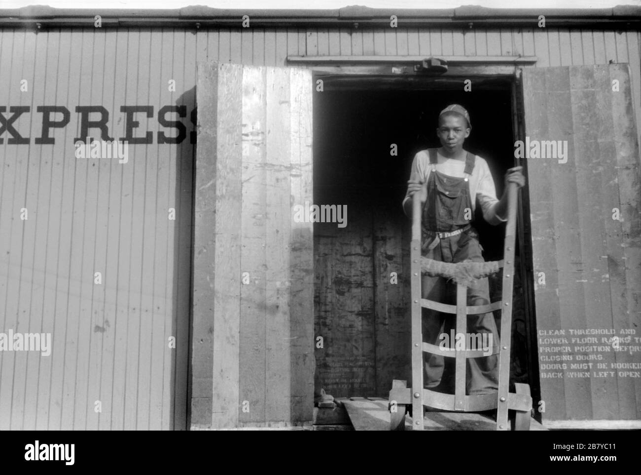 Wanderarbeiter, die Säcke Kartoffeln in Freight Car, Belcross, North Carolina, Jack Delano für die U.S. Farm Security Administration, Juli 1940 laden Stockfoto