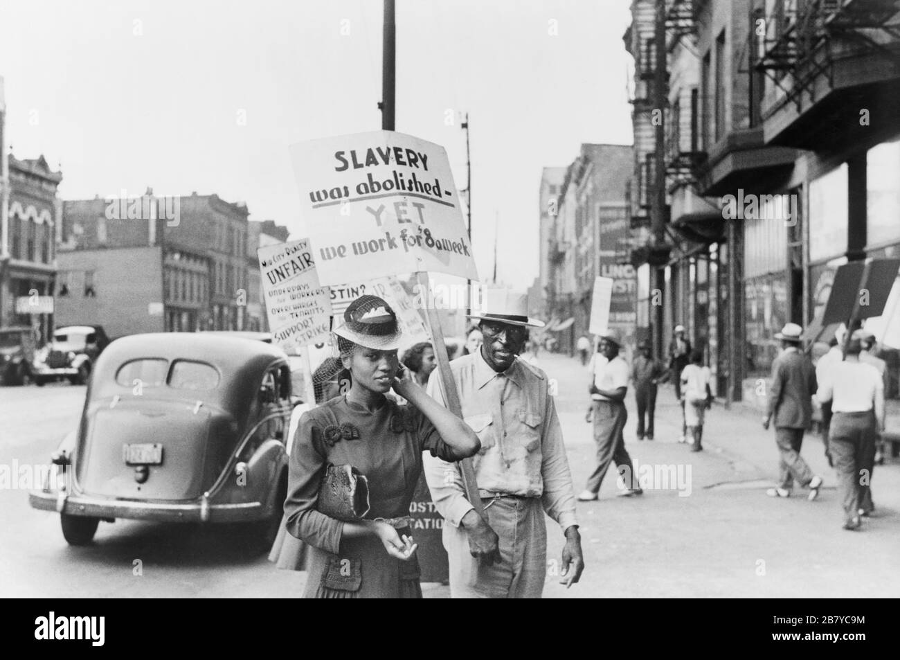 Gruppe von Menschen, die in Picket Line bei Mid-City Realty Company, South Chicago, Illinois, USA, John Vachon für U.S. Farm Security Administration, Juli 1941 spazieren gehen Stockfoto