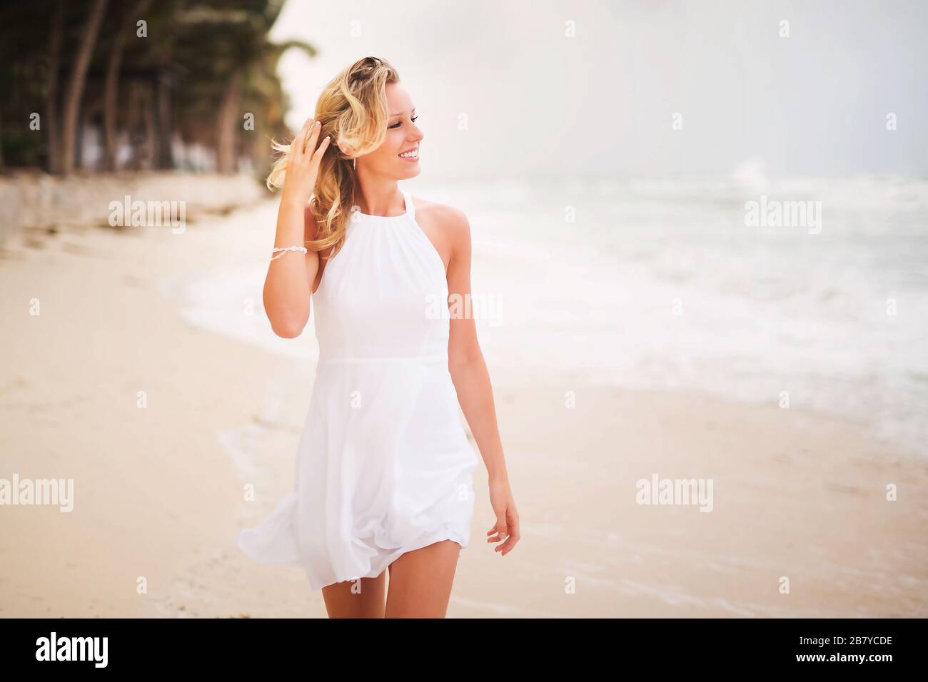 Junge Frau, die am tropischen Strand in Mexiko spazieren geht Stockfoto