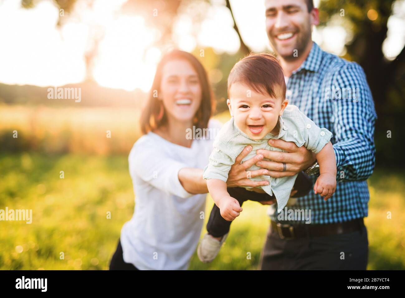 Dreiköpfige Familie mit lachenden kleinen Jungen Stockfoto
