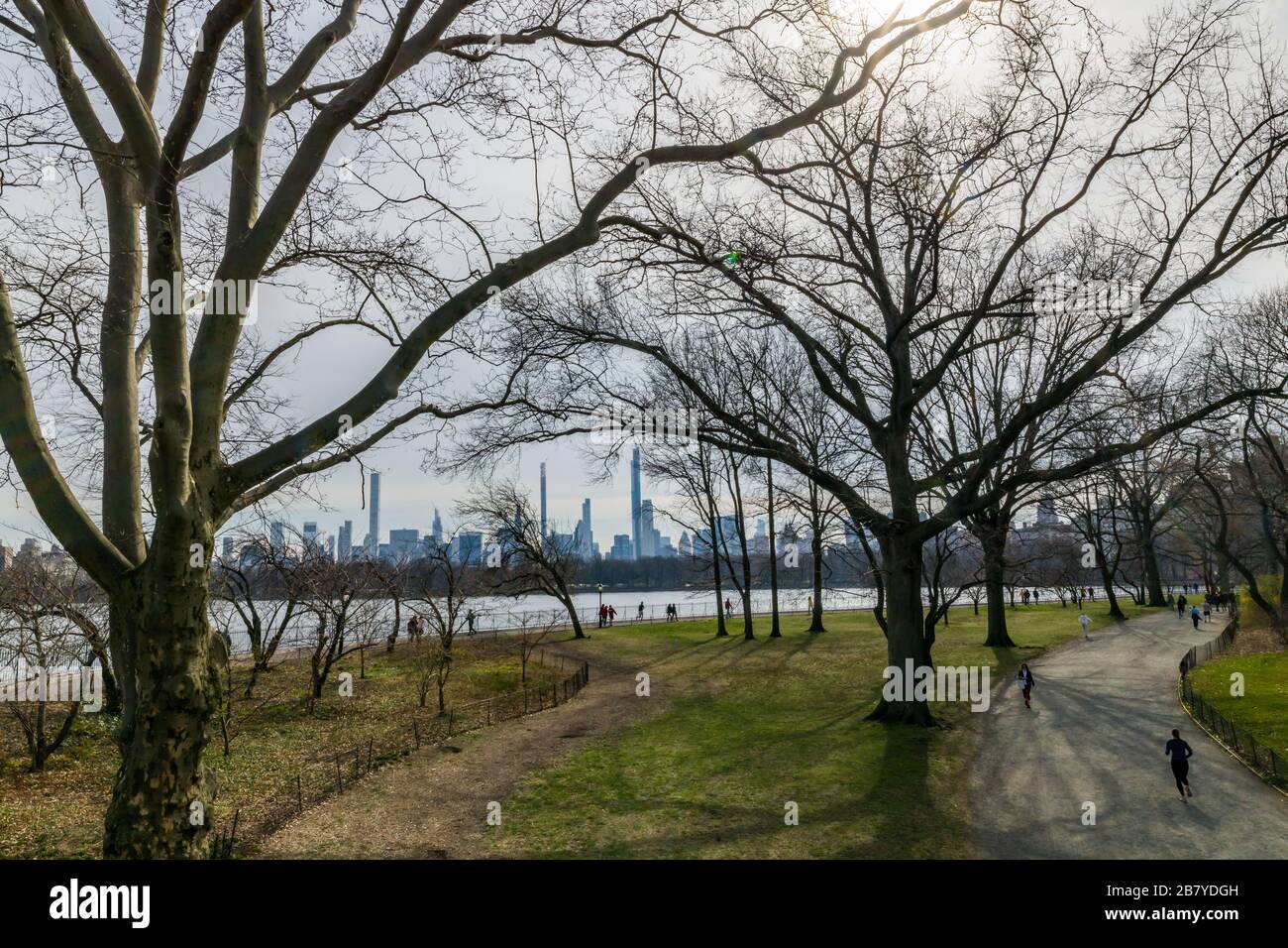 New York, USA, 18. März 2020. Die meisten Menschen halten ihre "soziale Distanzierung" aufrecht, um eine Ansteckung des Coronavirus zu vermeiden, während sie neben dem Rese im Central Park trainieren Stockfoto