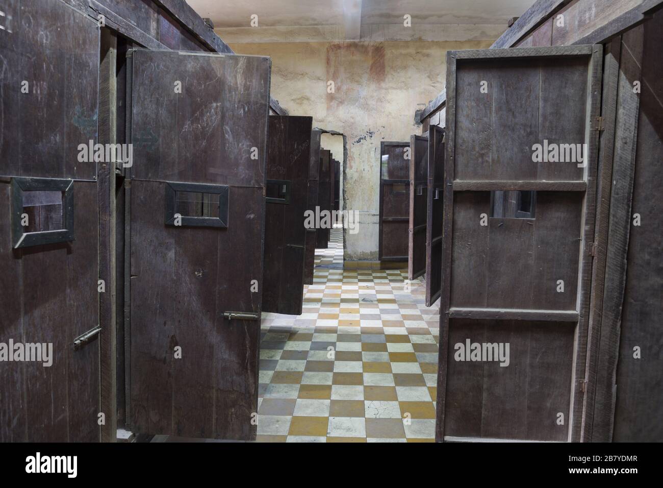 Gefängniszellen im Tuol Sleng war Crimes Genocide Museum in der ehemaligen Schule, die vom Khmer Rouge Regime als Sicherheitsgefängnis in Phnom Pehn, Kambodscha genutzt wird Stockfoto