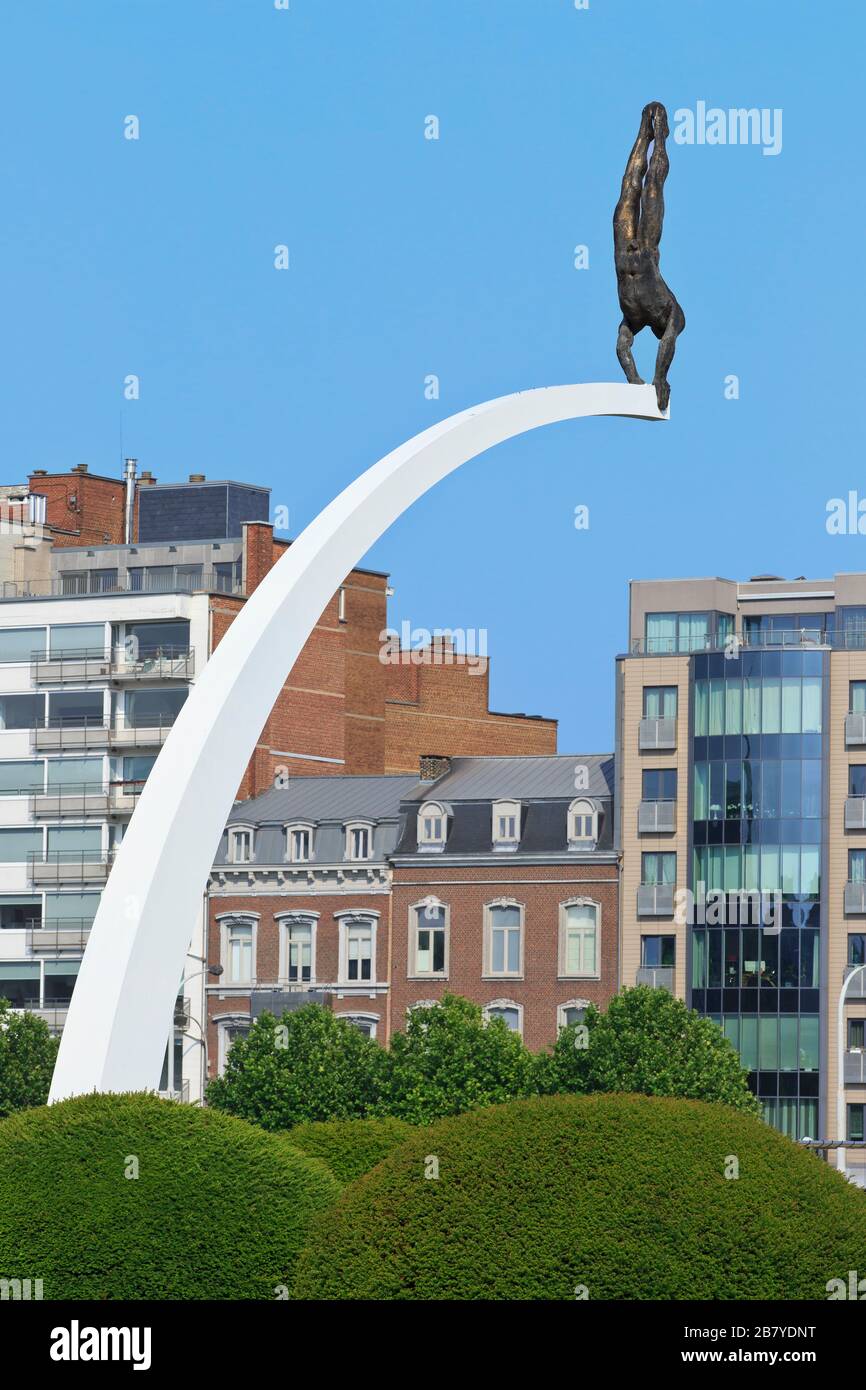 Statue mit dem Titel "Le Plongeur - der Taucher" (1939) des rumänischen Bildhauers Idel Ianchelevici (1909-1994) in Lüttich, Belgien Stockfoto