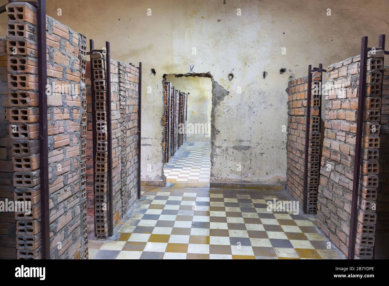 Gefängniszellen im Tuol Sleng war Crimes Genocide Museum in der ehemaligen Schule, die vom Khmer Rouge Regime als Sicherheitsgefängnis in Phnom Pehn, Kambodscha genutzt wird Stockfoto