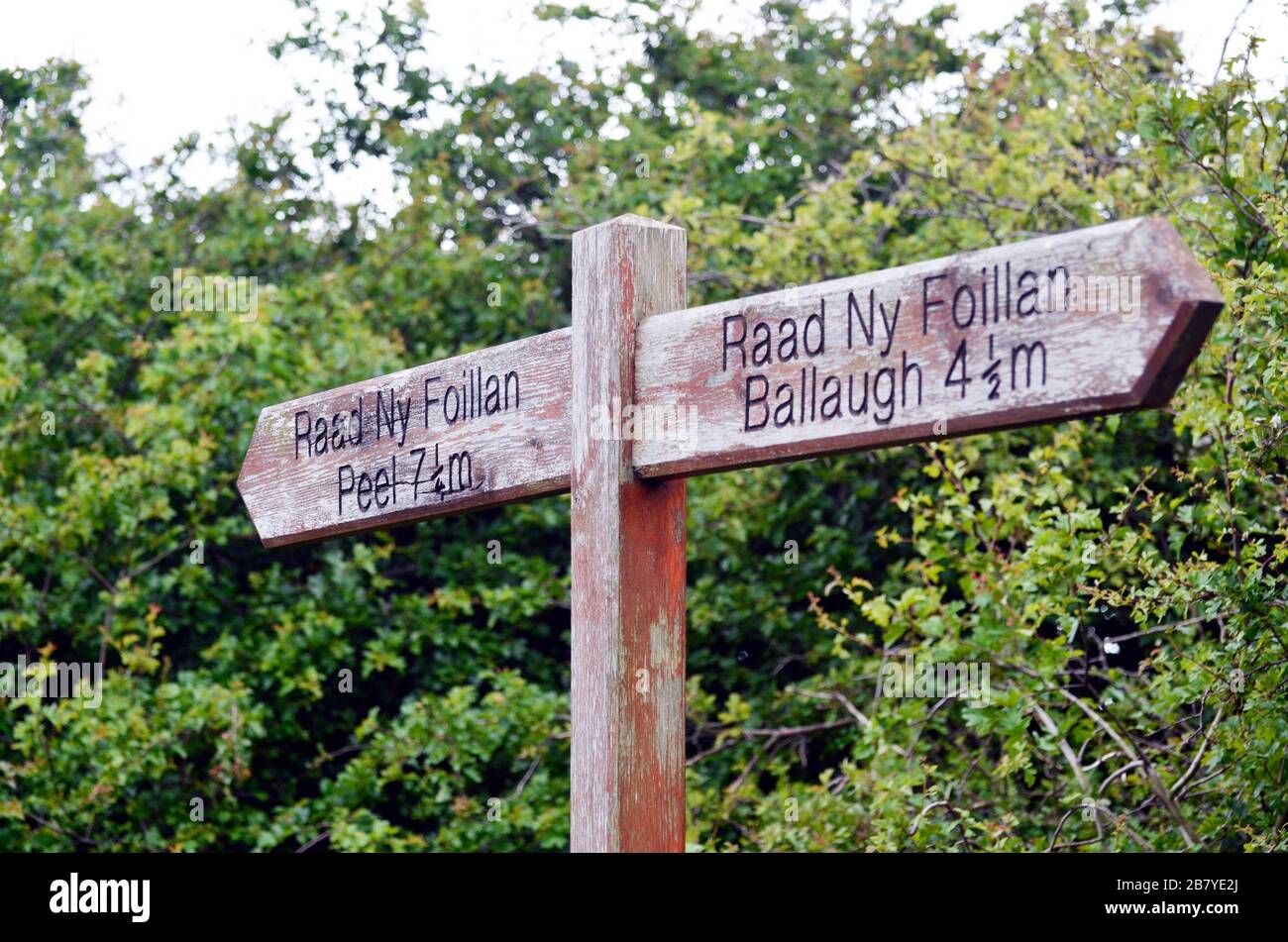 wegweiser aus holz zwischen Ballaugh und Peel Isle of man Stockfoto