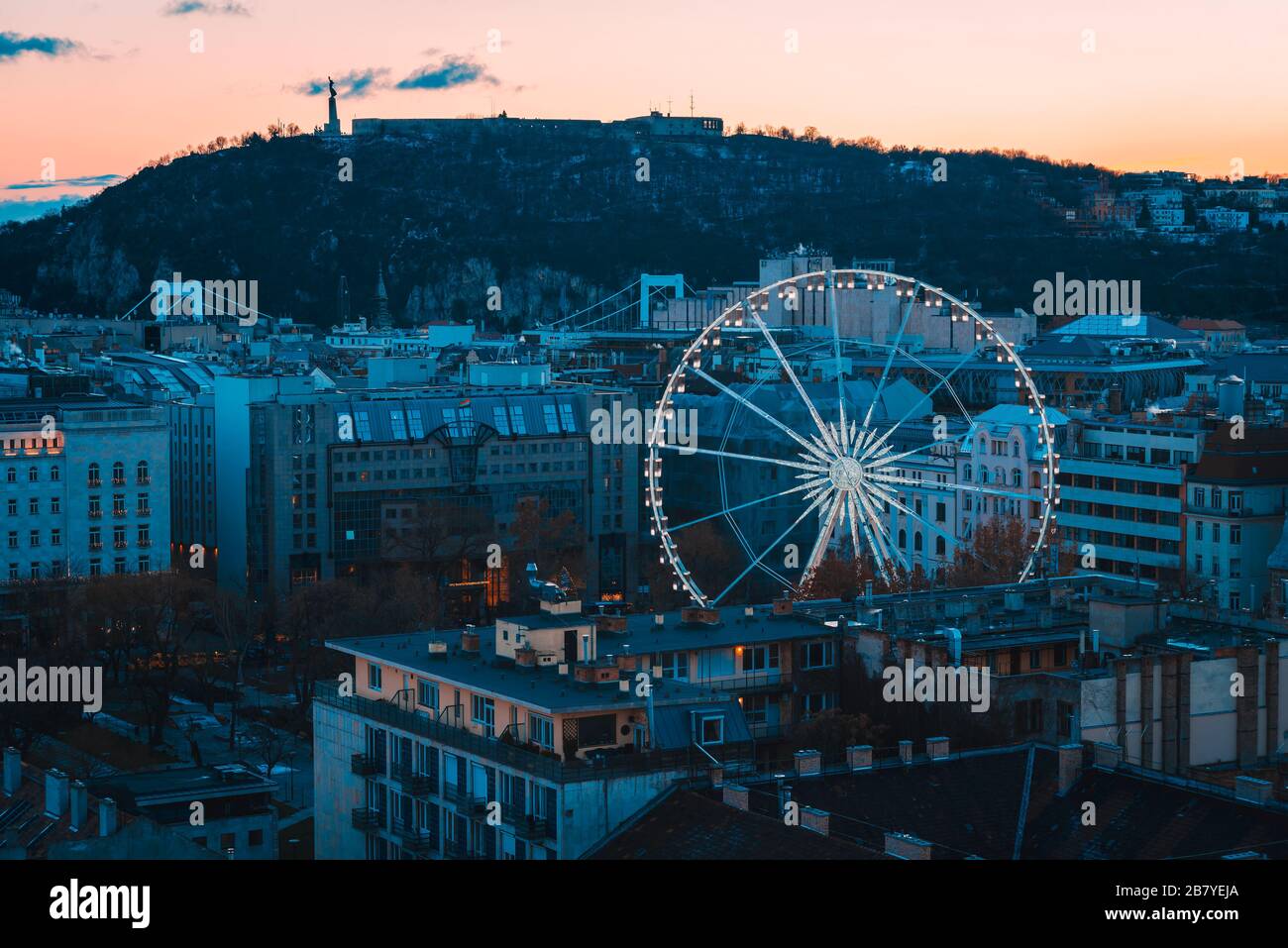 Budapester Riesenrad am Elisabeth-Platz zur Winterzeit nach Sonnenuntergang. Ungarn Stockfoto